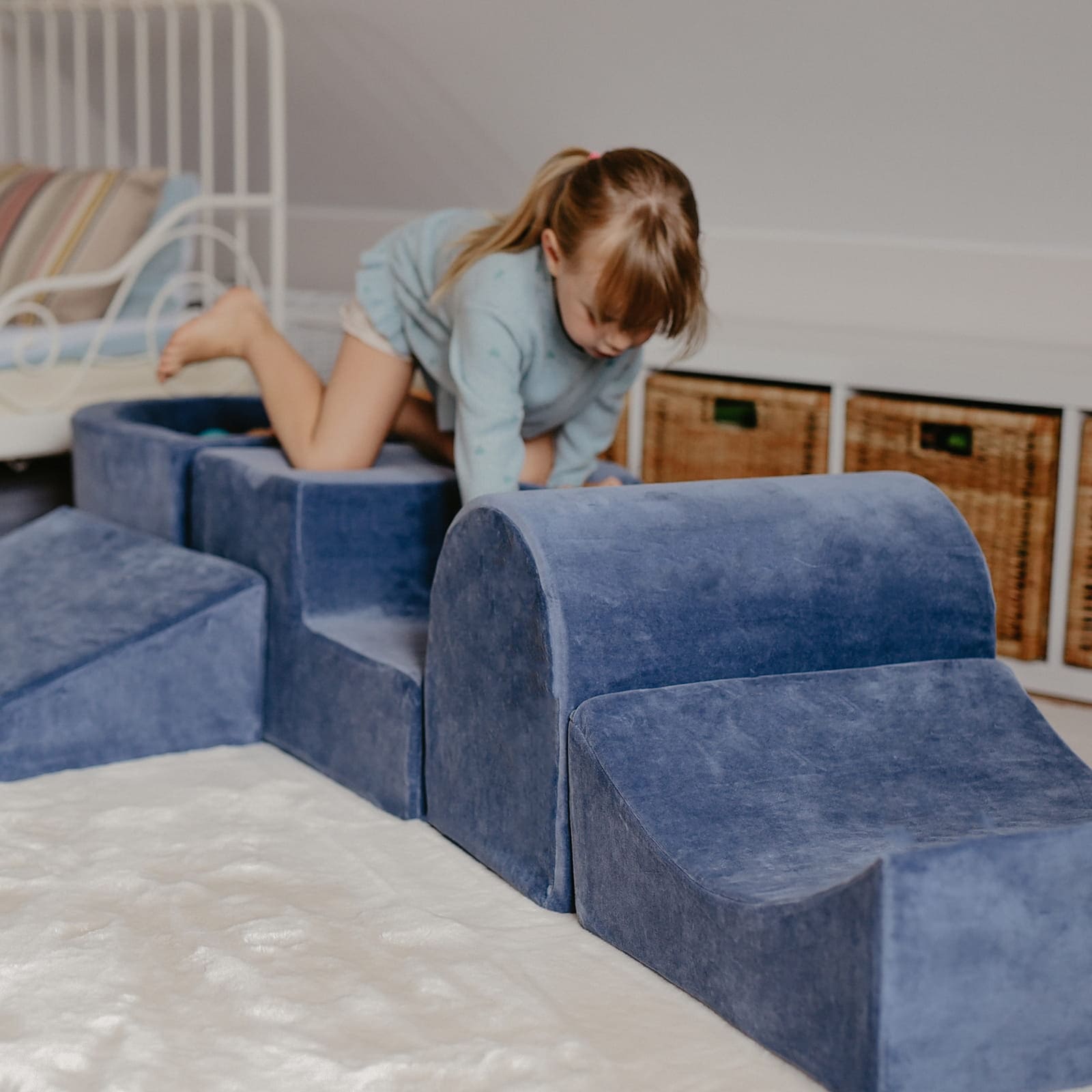 petite piscine a balle bleu avec parcours de motricité