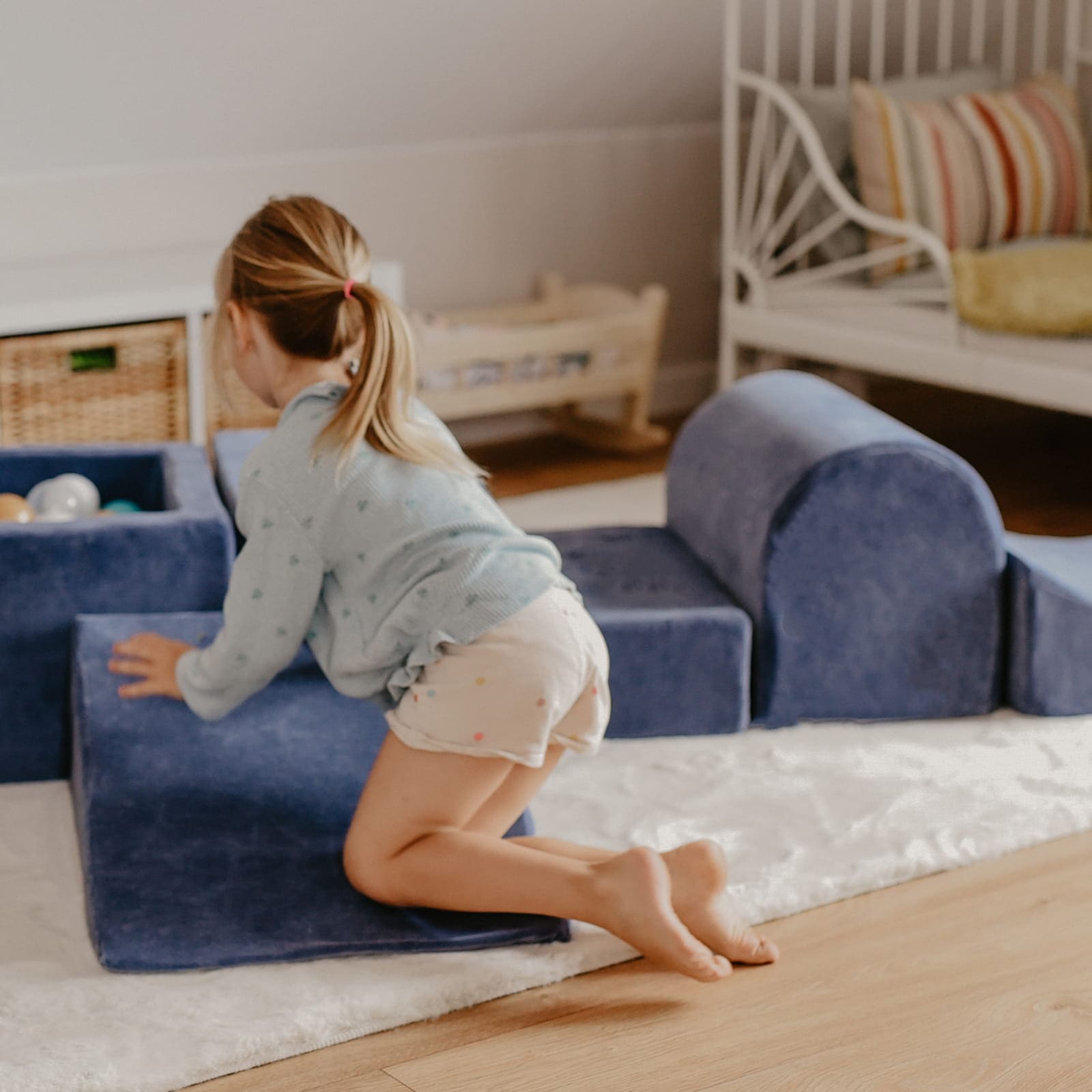 petite piscine a balle bleu avec parcours de motricité bébé