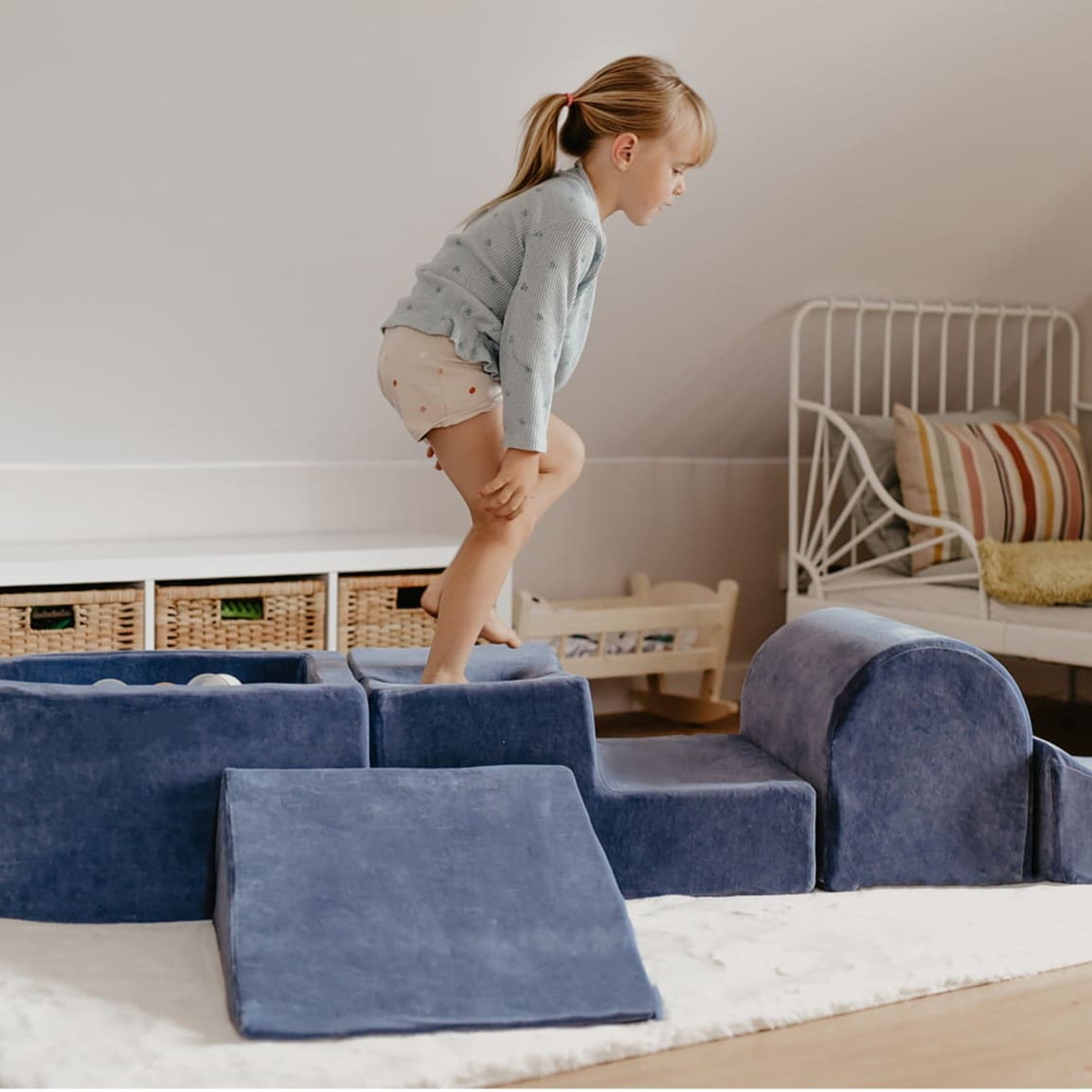 petite piscine a balle bébé bleu avec parcours de motricité en velours